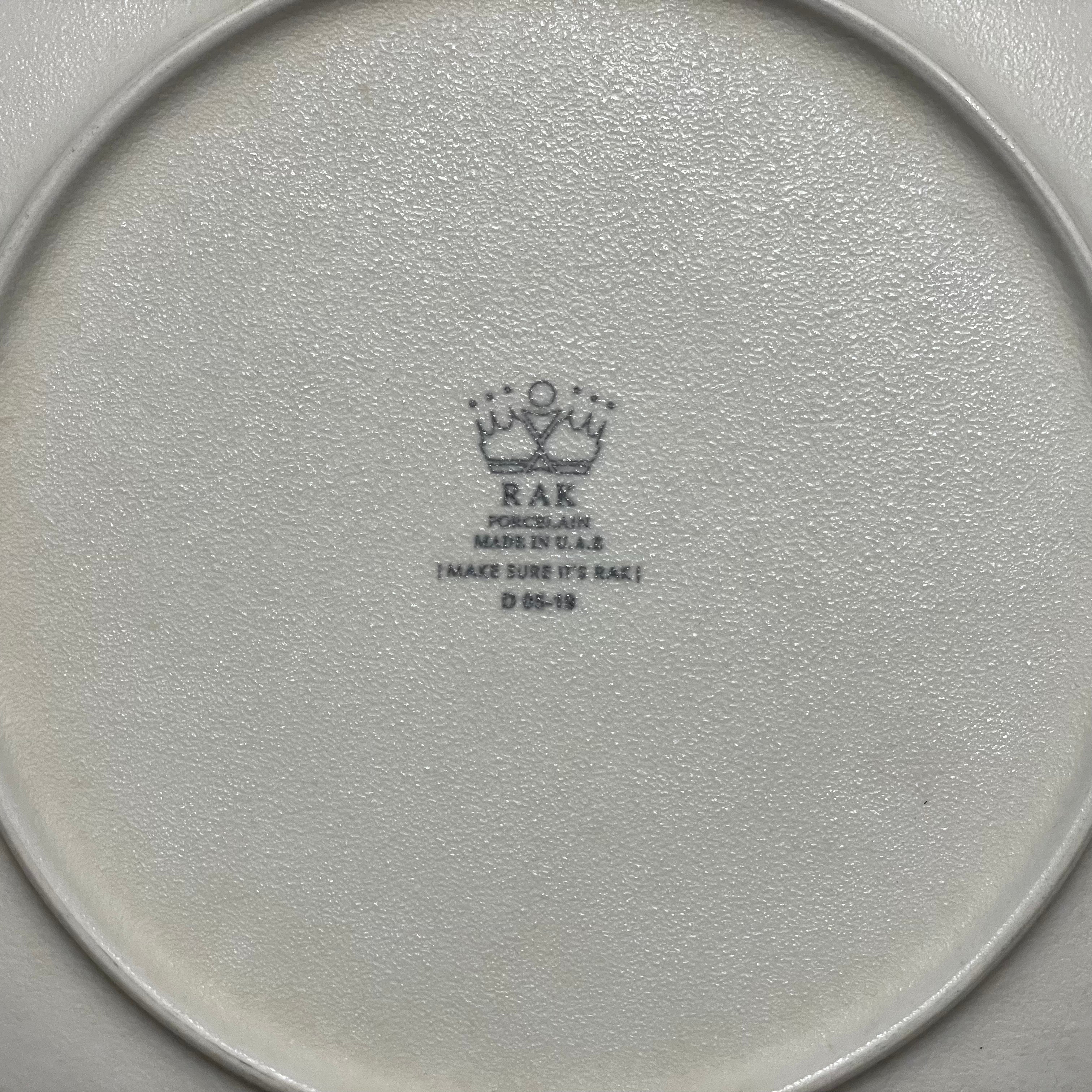 Signature assiette en porcelaine RAK blanche