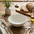 Bol en porcelaine RAK sur une table