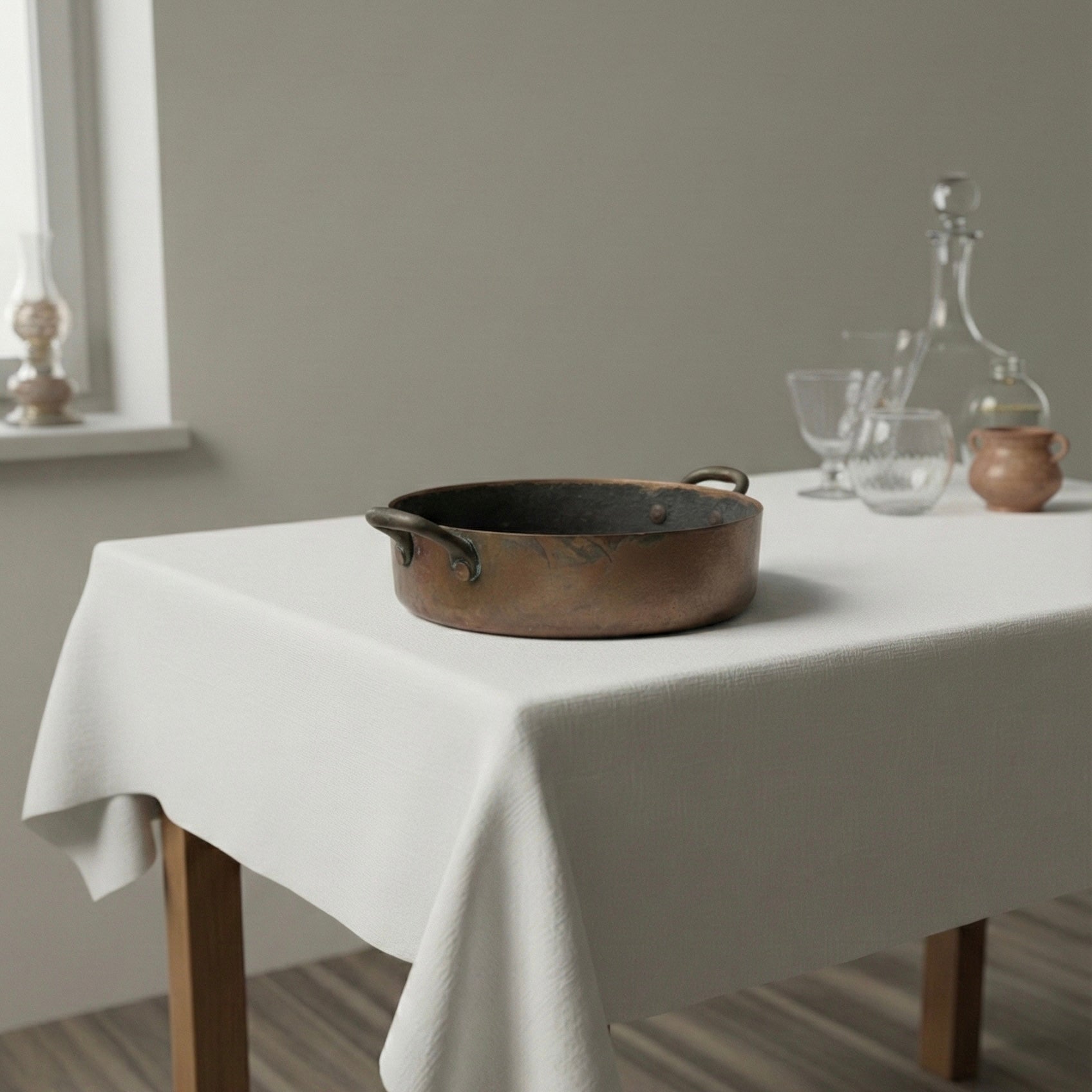 Casserole en cuivre vintage sur une table