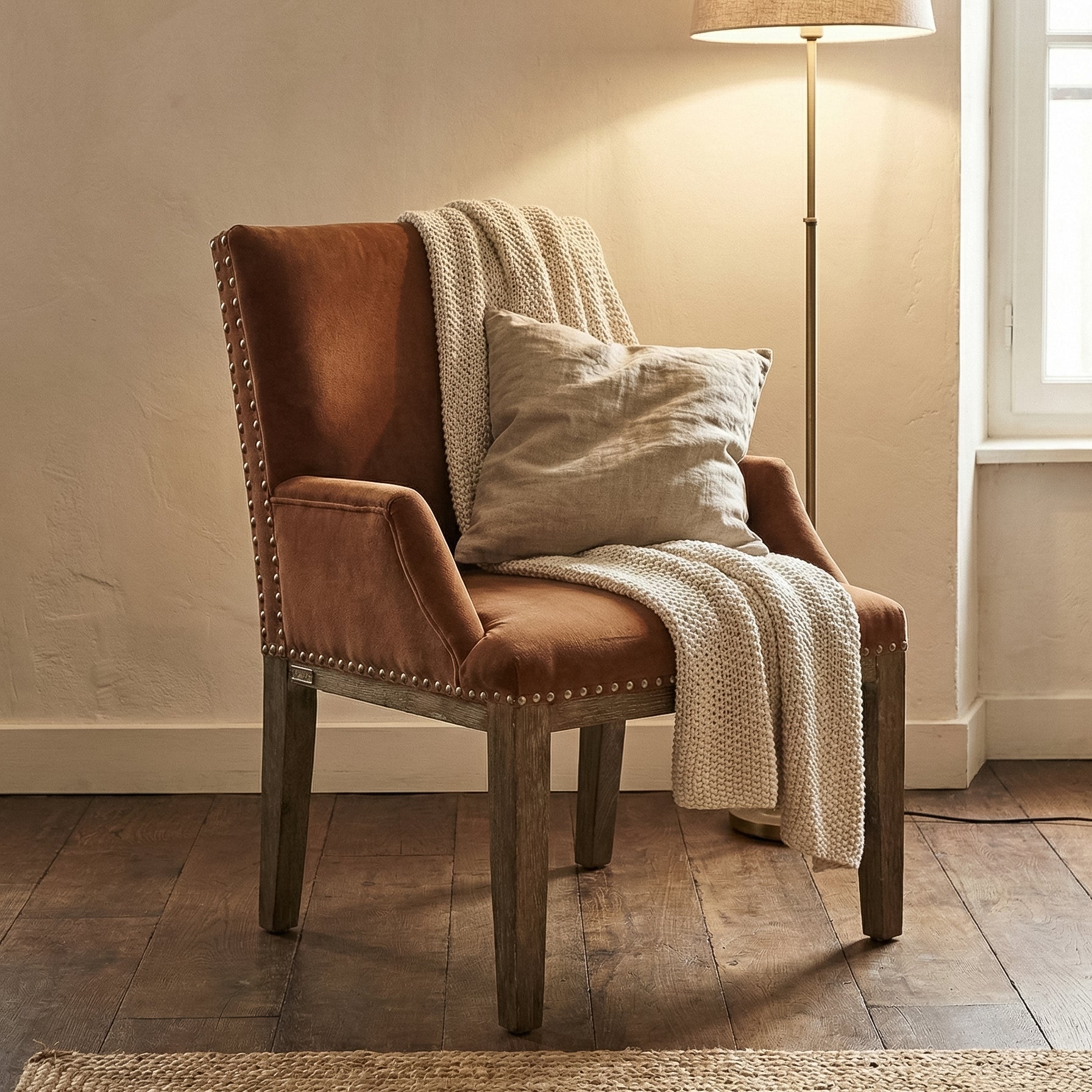 Fauteuil en velours robin des bois caramel avec un plaid dessus