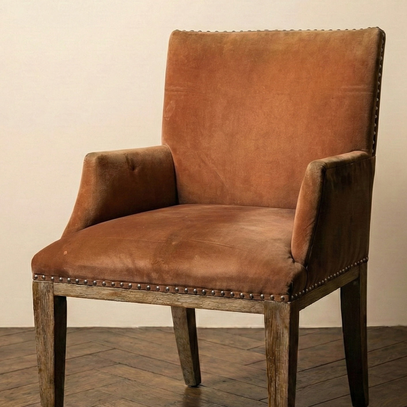 Fauteuil en velours robin des bois caramel en plan de près
