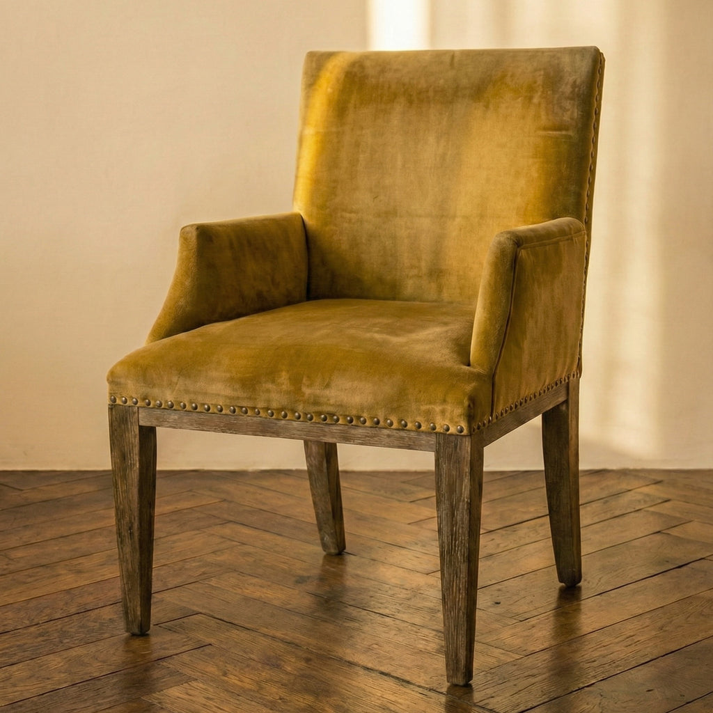 Fauteuil en velours robin des bois moutarde plan de près