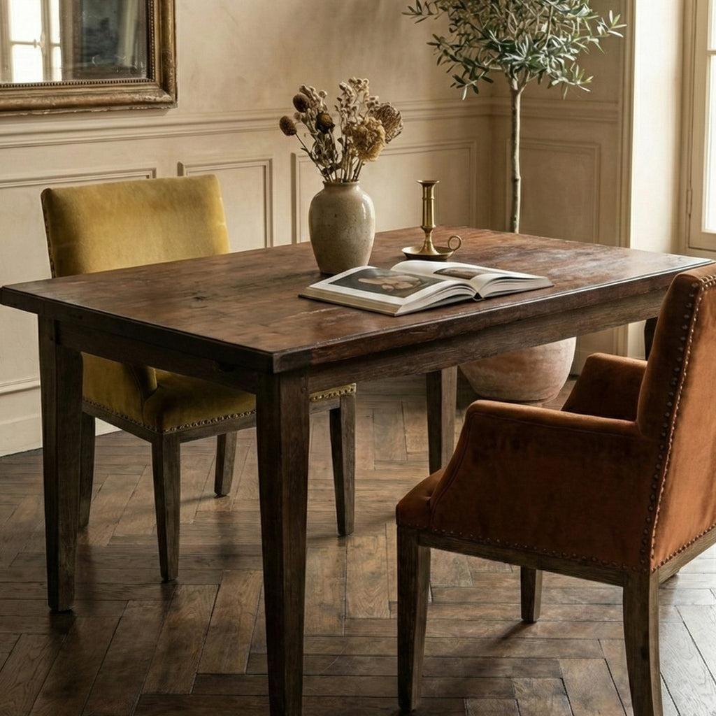 Fauteuil en velours robin des bois dans un salon