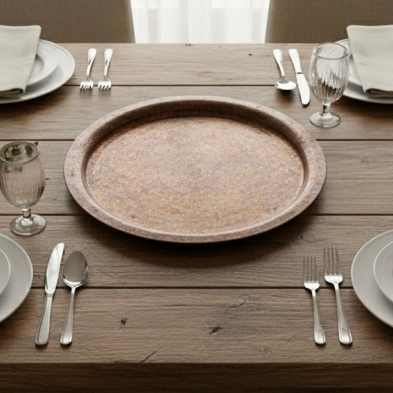 Plateau en cuivre vintage Daniel Delalande sur une table